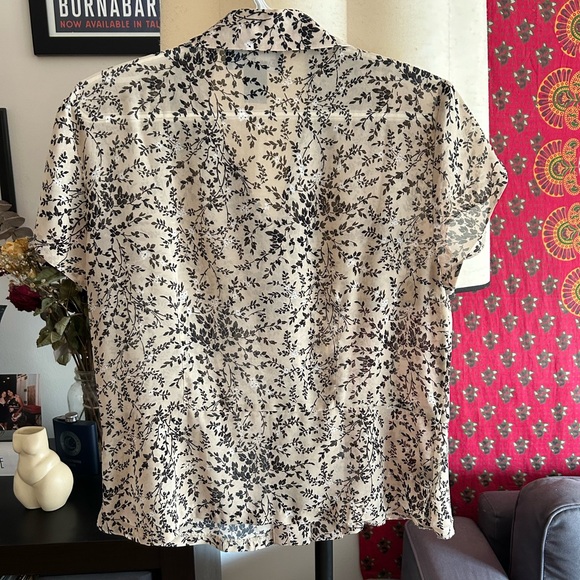 Evan Picone vintage cream floral short-sleeve button-down top petite - Picture 2 of 10